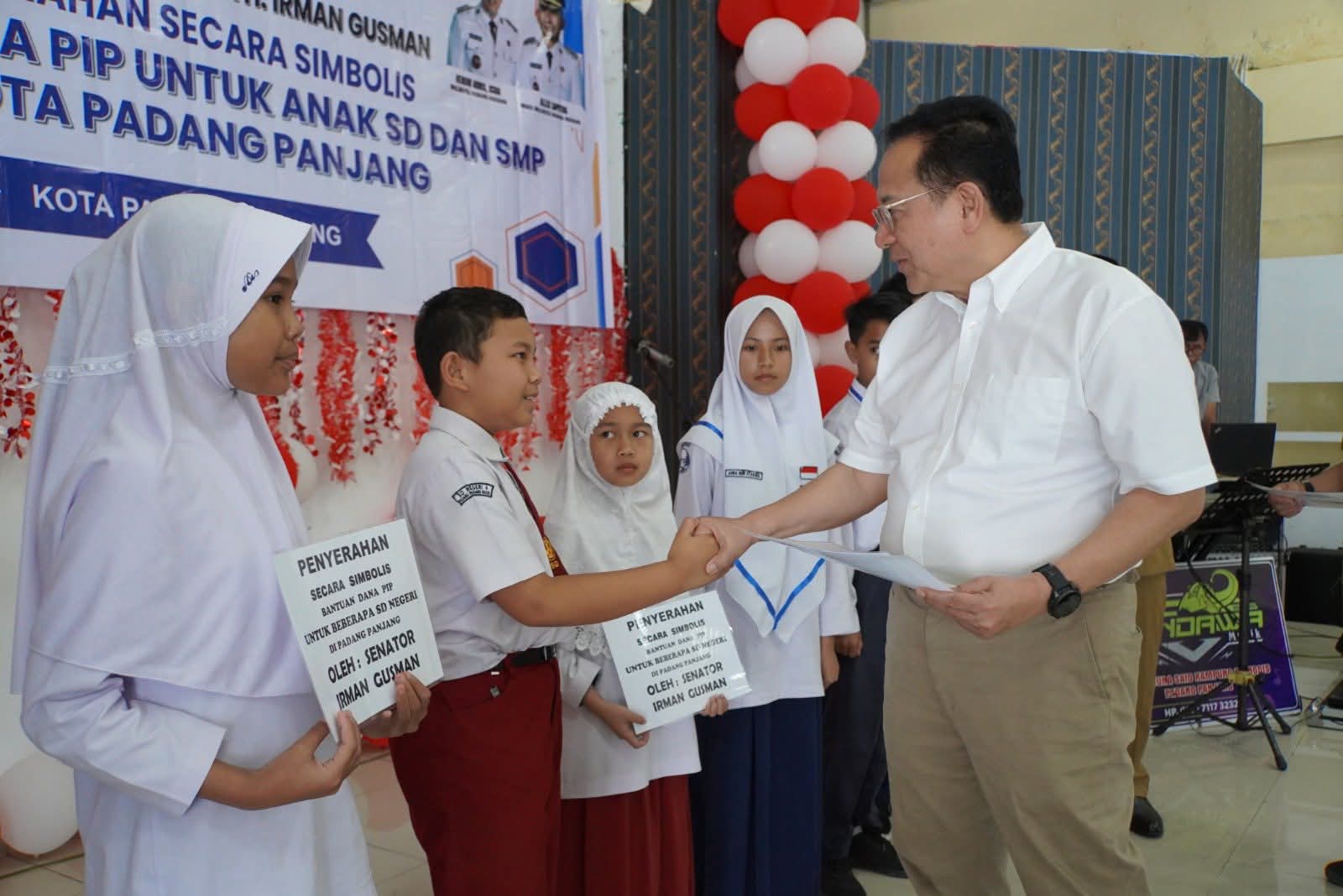 Irman Gusman, saat serahkan bantuan PIP pada salah seorang siswa